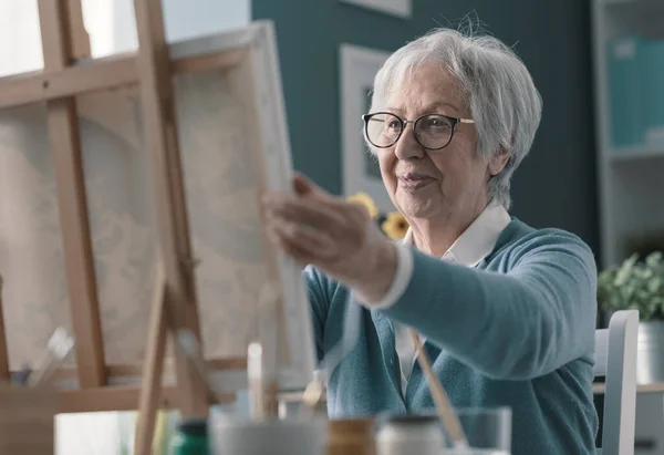 Mulher Sênior Feliz Olhando Para Sua Arte Finalizada Hobby Conceito — Fotografia de Stock