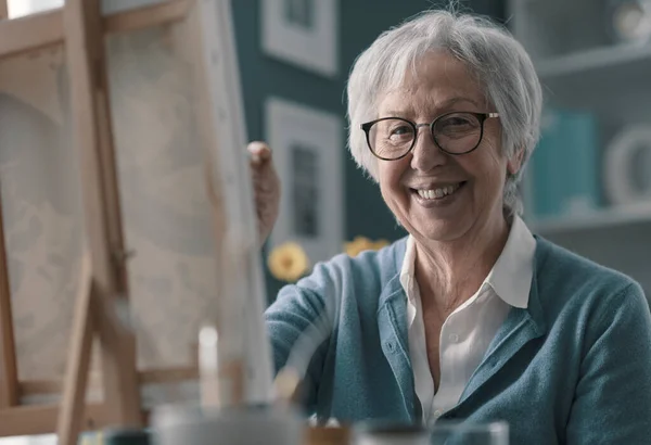 Feliz Anciana Pintura Sobre Lienzo Mirando Cámara Creatividad Hobbies Concepto — Foto de Stock
