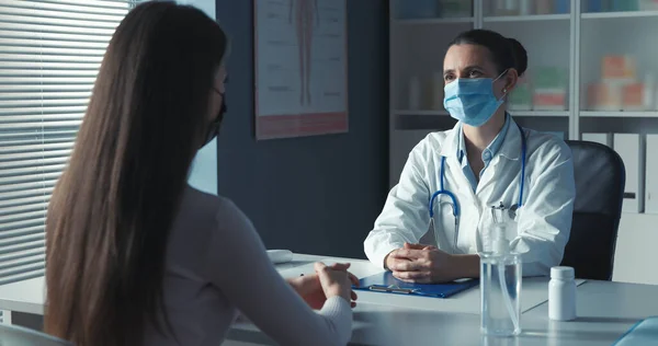 Médico Profesional Que Reúne Con Paciente Consultorio Que Están Usando — Foto de Stock