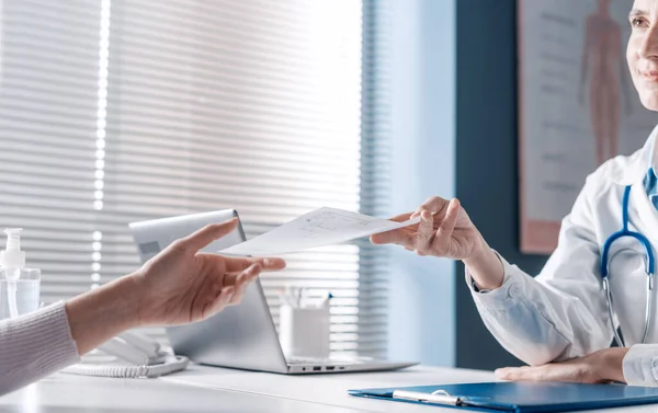 Arts Aan Het Bureau Het Geven Van Een Recept Aan — Stockfoto