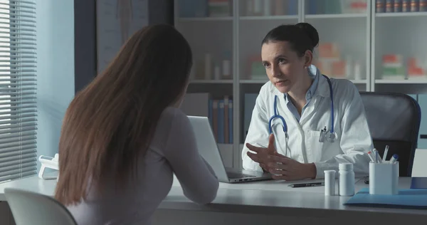 Médico Que Atiende Hablando Con Paciente Que Llora Durante Una — Foto de Stock