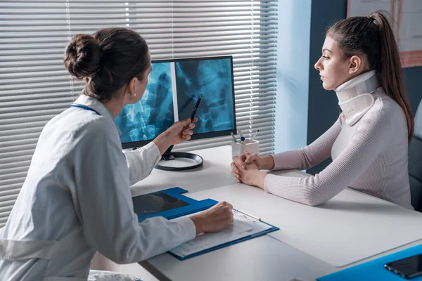 Orvos Elmagyarázza Röntgent Betegnek Képernyőre Mutat Nyakörvet Visel — Stock Fotó