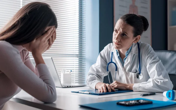 彼女のオフィスで女性を支援する専門医 患者は泣いていると絶望感 — ストック写真