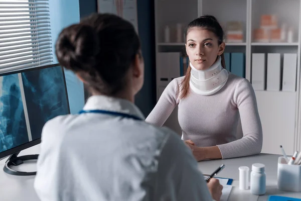 Docteur Expliquant Une Radiographie Patient Femme Porte Collier Cervical — Photo
