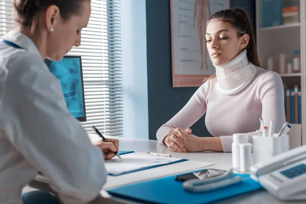 Medico Seduto Alla Scrivania Scrivere Una Prescrizione Paziente Con Collo — Foto Stock