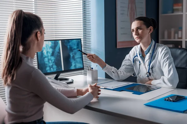 Profesyonel Doktor Bilgisayar Ekranında Hastanın Röntgenini Kontrol Ediyor Bilgisayar Ekranını — Stok fotoğraf