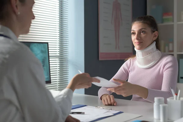 Professionell Läkare Som Ger Ett Recept Till Patient Med Livmoderhalskrage — Stockfoto