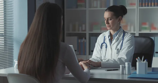 Doctor Conociendo Una Paciente Oficina Ella Está Escribiendo Portátil Escuchando — Foto de Stock