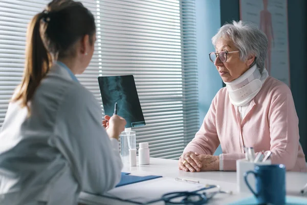 Dokter Zit Aan Het Bureau Controleert Röntgenfoto Van Een Patiënt — Stockfoto