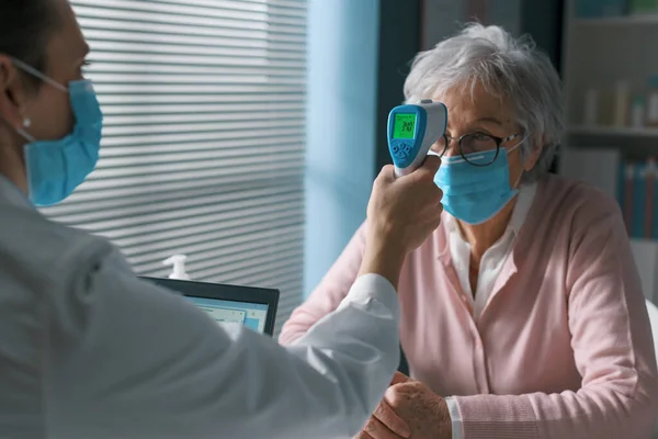 Oudere Vrouw Heeft Een Lichaamstemperatuur Controle Het Kantoor Van Arts — Stockfoto