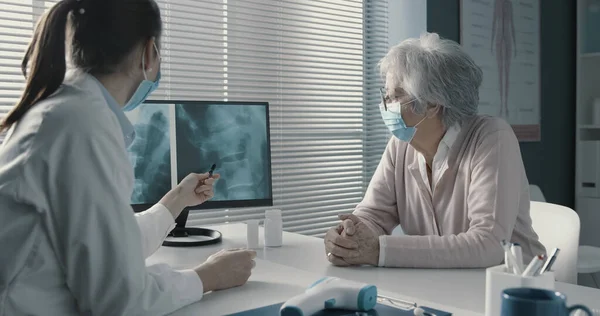 Médecin Assis Bureau Vérifiant Une Image Radiographique Sur Écran Ordinateur — Photo