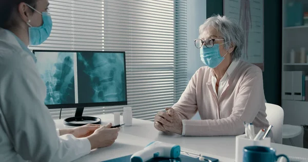 Médecin Rencontrant Une Patiente Âgée Dans Son Bureau Ils Vérifient — Photo