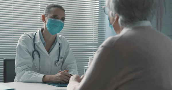 Medico Professionista Con Maschera Chirurgica Che Una Consulenza Una Donna — Foto Stock