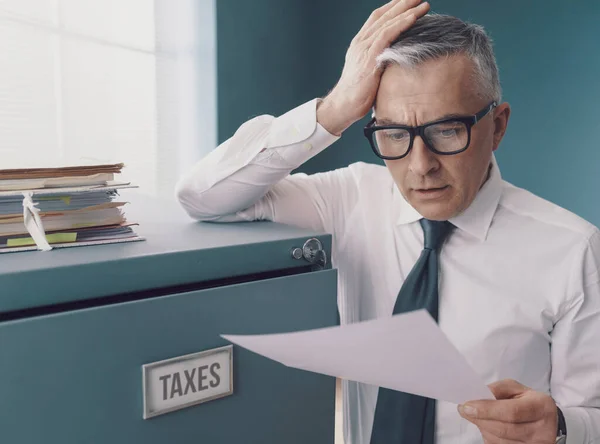 財務報告書 危機と税金の概念を確認するショックを受けた企業のビジネスマン — ストック写真