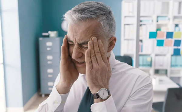 Gestresster Geschäftsmann Seinem Büro Hat Starke Kopfschmerzen — Stockfoto