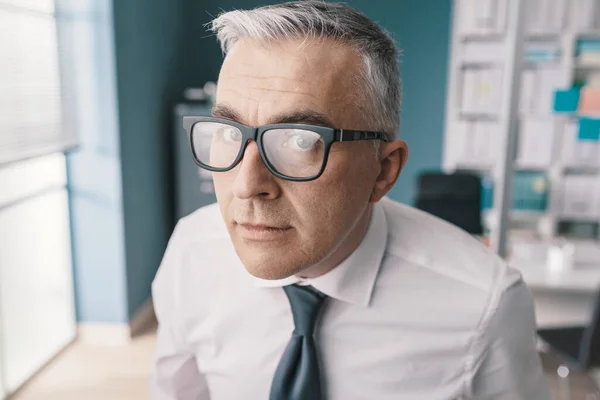 Ejecutivo Negocios Con Gafas Mirando Fijamente Cámara — Foto de Stock