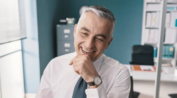 Confiado Hombre Negocios Sonriente Pie Oficina Posando — Foto de Stock