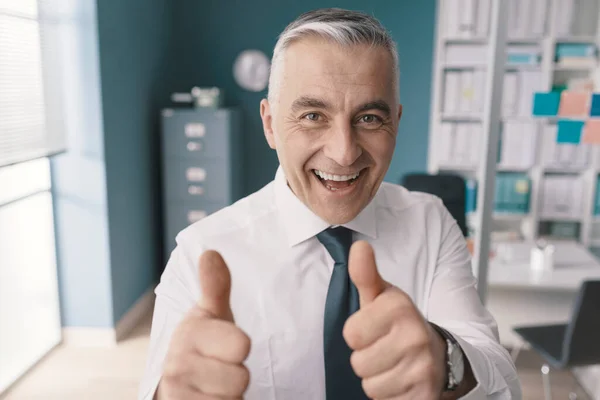 Radosny Dyrektor Świętujący Swój Sukces Biurze Podnoszący Kciuki — Zdjęcie stockowe
