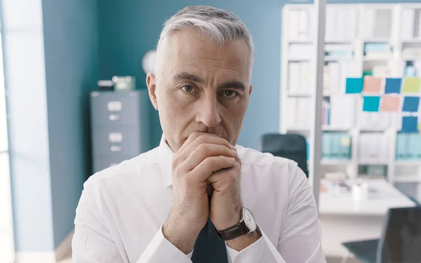 Pensive Berörda Affärsman Står Sitt Kontor Och Tänker Affärslösningar Och — Stockfoto