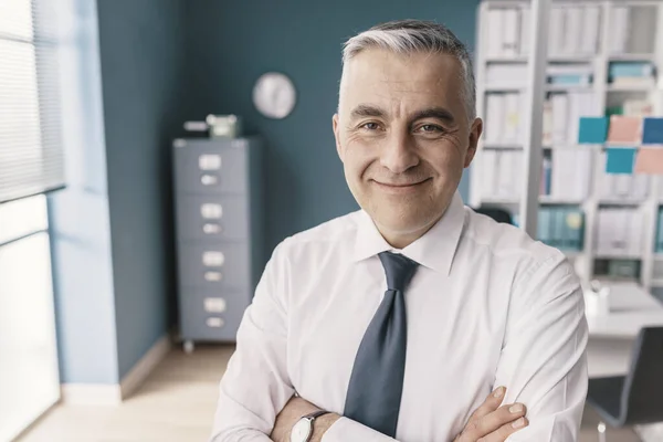 Zelfverzekerde Lachende Zakenman Die Zijn Kantoor Staat Poseert — Stockfoto