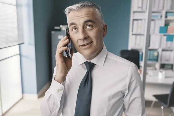 Yönetici Ofisinde Duruyor Akıllı Telefonuyla Bir Telefon Görüşmesi Yapıyor — Stok fotoğraf