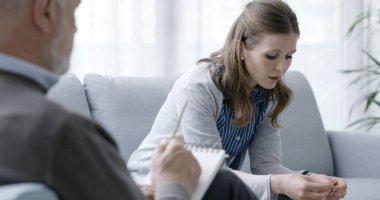 Depresyondaki kadın terapi seansı yapıyor, konuşuyor ve terapist de notlar, zihinsel bozukluklar ve psikoloji konsepti yazıyor.