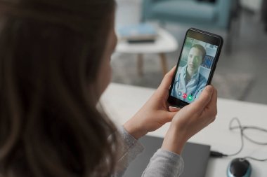 İnternetten doktorunu arayan kadın videosu, teletıp konsepti.