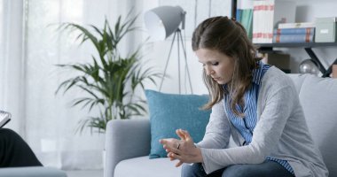 Depresyondaki kadın ofisinde terapistle buluşuyor, zihinsel bozukluklar ve psikoterapi konsepti.