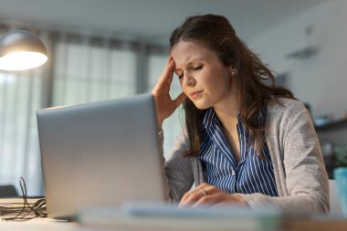 Stresli ofis çalışanının baş ağrısı, iş patlaması konsepti var.