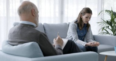 Depresyondaki kadın terapi seansı yapıyor, konuşuyor ve terapist de notlar, zihinsel bozukluklar ve psikoloji konsepti yazıyor.