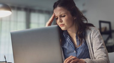Stresli ofis çalışanının baş ağrısı, iş patlaması konsepti var.