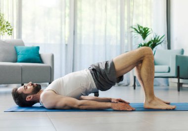 Atletik adam evde spor yapıyor, spor ve spor konsepti