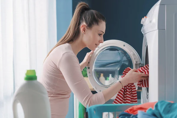 Evde Çamaşır Yıkayan Mutlu Kadın Çamaşır Makinesini Dolduruyor — Stok fotoğraf