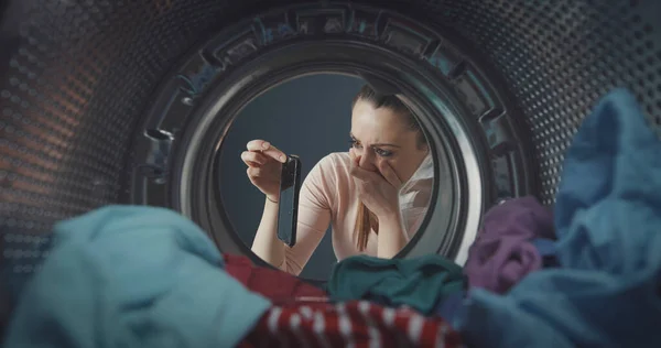 Mulher Decepcionada Encontrando Seu Telefone Máquina Lavar Roupa Telefone Está — Fotografia de Stock