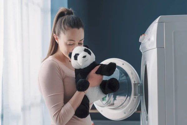 Boldog Érezte Frissen Mosott Panda Plüssét Most Vette Mosógépből — Stock Fotó