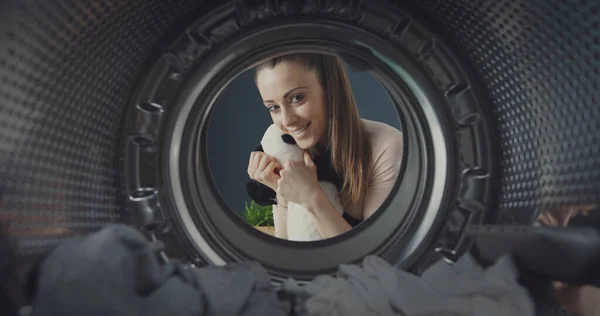 Uśmiechnięta Kobieta Myjąca Pandę Pluszową Pralce Ujęcie Widoku — Zdjęcie stockowe