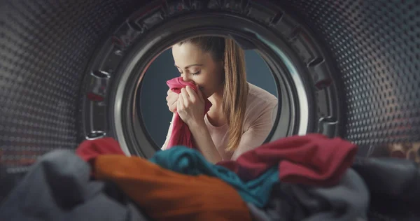 Mulher Feliz Cheirando Sua Roupa Recém Lavada Ponto Vista Tiro — Fotografia de Stock