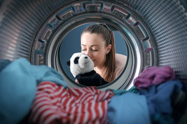 Usmívající Žena Mytí Panda Plyš Pračce Úhel Pohledu Záběr — Stock fotografie