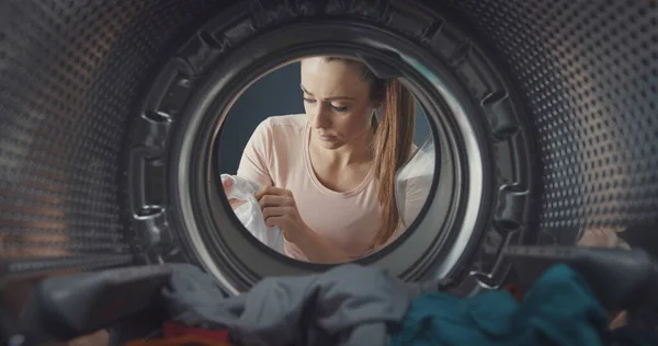 Žena Pečlivě Kontroluje Prádlo Úhel Pohledu Záběr — Stock fotografie