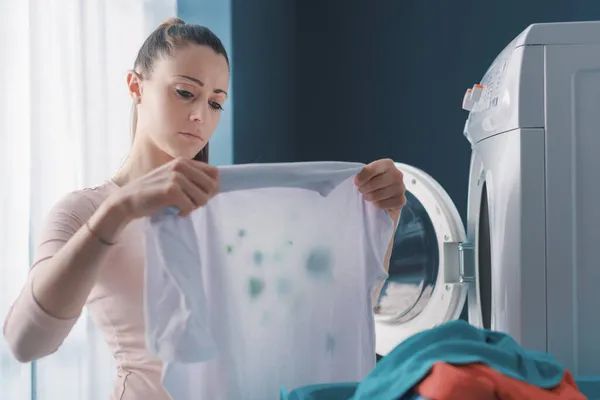 Disappointed Woman Standing Next Washing Machine Holding Stained Clothes — Stock Photo, Image