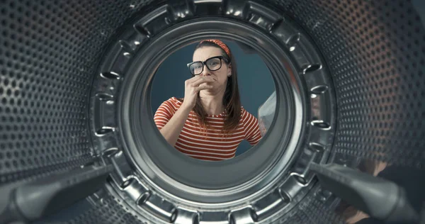 Angewiderte Frau Blickt Ihre Stinkende Waschmaschine Sie Hält Ihre Nase — Stockfoto