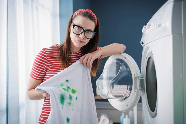 Jeune Femme Déçue Tenant Des Vêtements Tachés Debout Devant Machine — Photo