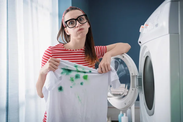 Young Disappointed Woman Holding Stained Clothes Standing Front Washing Machine — Stock Photo, Image