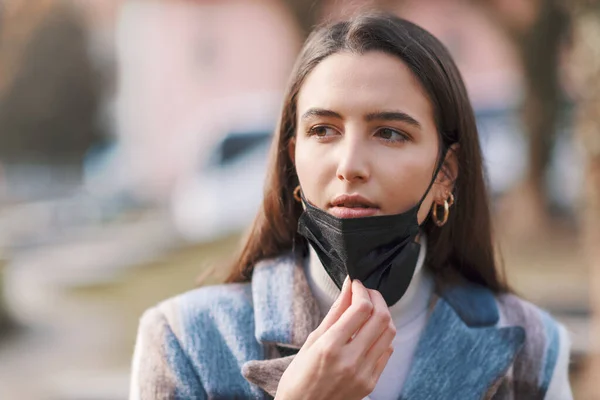 Jovem Mulher Andando Livre Puxando Máscara Facial Para Baixo Ela — Fotografia de Stock