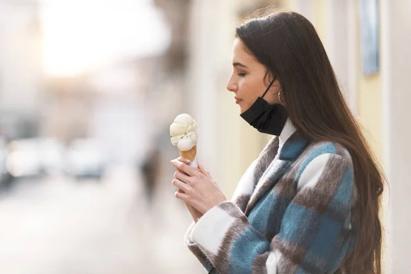 Jonge Gelukkige Vrouw Die Straat Staat Een Heerlijk Ijsje Eet — Stockfoto