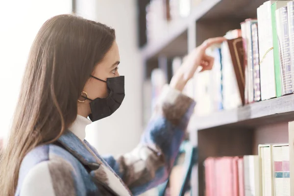 Young Woman Wearing Protective Face Mask Searching Books Bookshop — Stock Photo, Image
