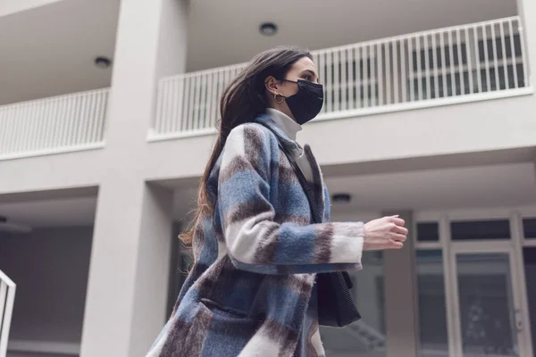 Young Stressed Woman Walking Fast Street Wearing Face Mask — Stock Photo, Image