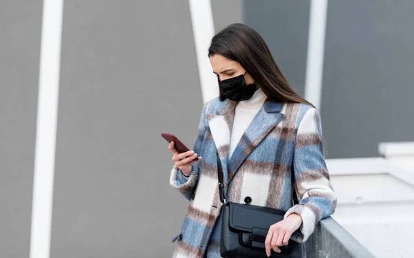 Mujer Con Máscara Facial Pasando Tiempo Aire Libre Utilizando Teléfono — Foto de Stock