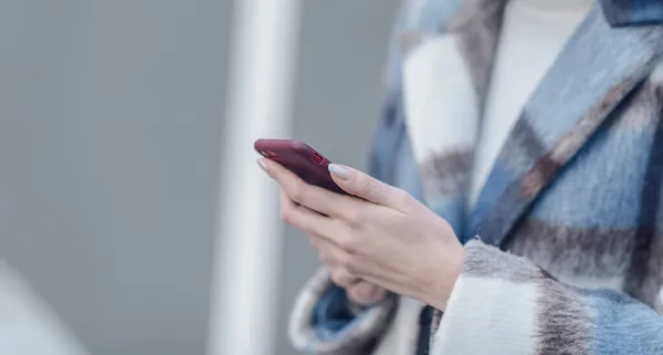 Femme Utilisant Smartphone Extérieur Les Mains Ferment — Photo