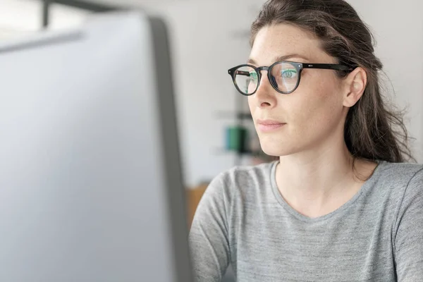 Mujer Con Gafas Trabajando Una Computadora Ella Enfocada Productiva —  Fotos de Stock